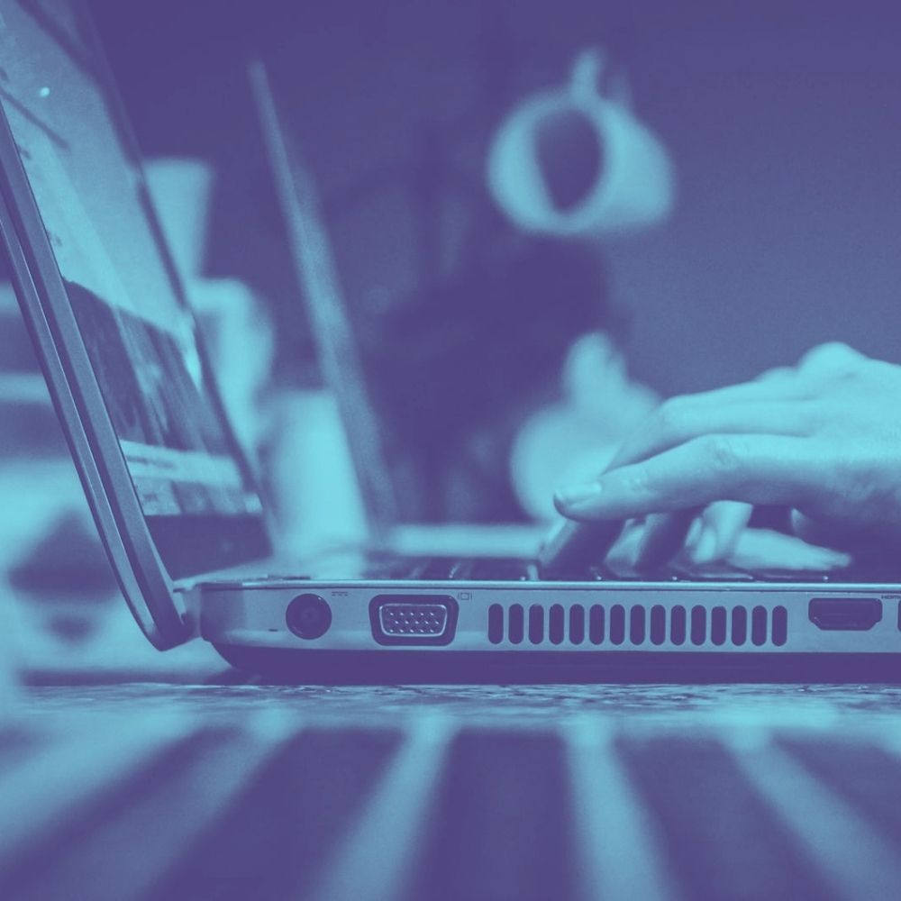 ręce piszące na klawiaturze laptop